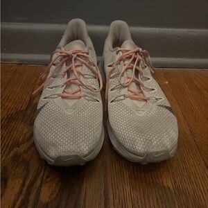 Nike Quest 2 running shoes in white with pink laces size 10.5